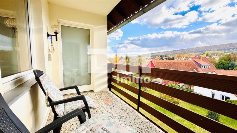 Modernisiertes Dreifamilienhaus + 2 Garagen in idyllischer Lage / großes Grundstück / Panoramablick - 1.OG WE2 Balkon Panoramablick